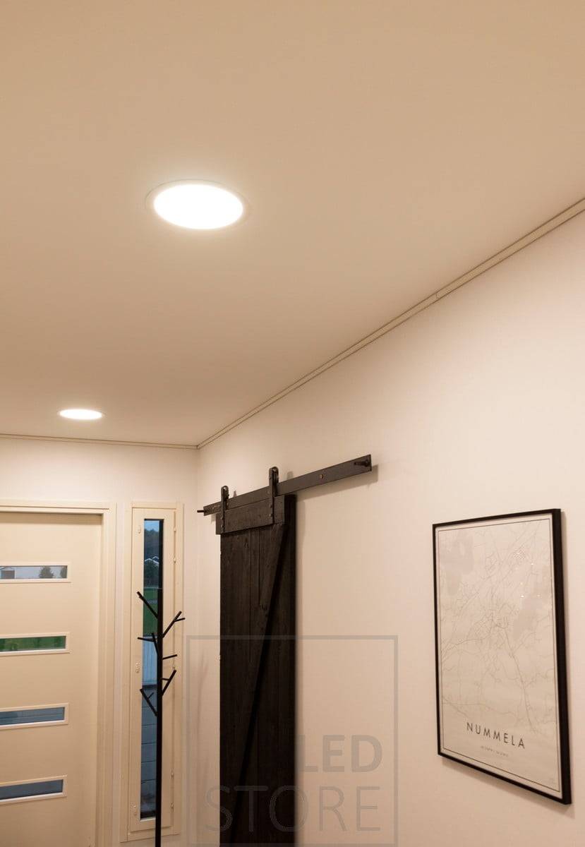 UPPOAVA techos en el pasillo. La luminaria es multifuncional e ilumina de forma uniforme y eficiente. Ledstore.fi